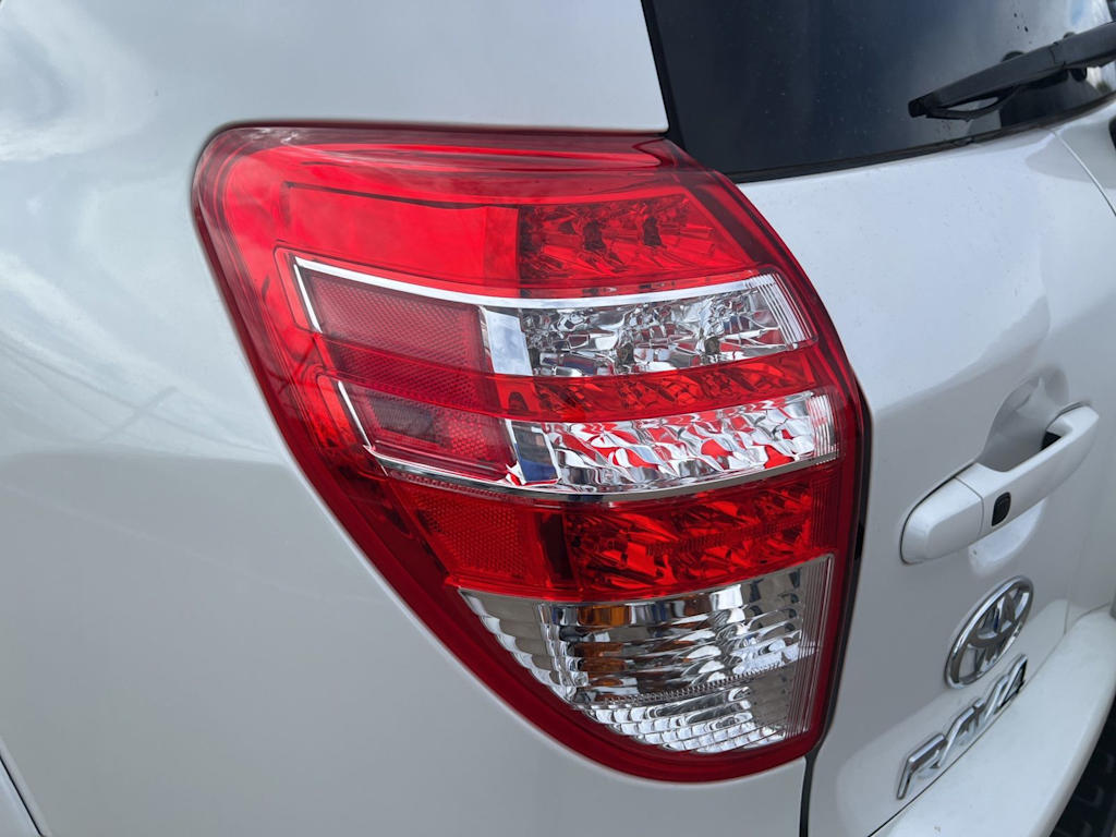 Thumbnail: 2011 Toyota RAV4 - 25