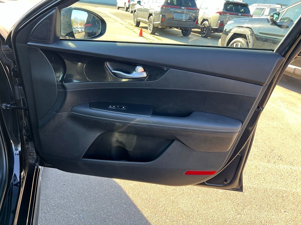 Thumbnail: 2022 Kia Forte - 35