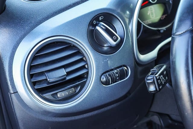 2018 Volkswagen Beetle S 32