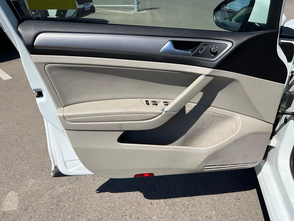 Thumbnail: 2015 Volkswagen Golf - 24