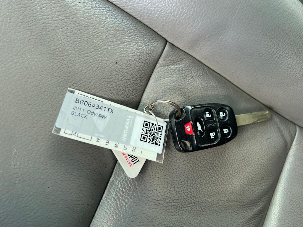 Thumbnail: 2011 Honda Odyssey - 17