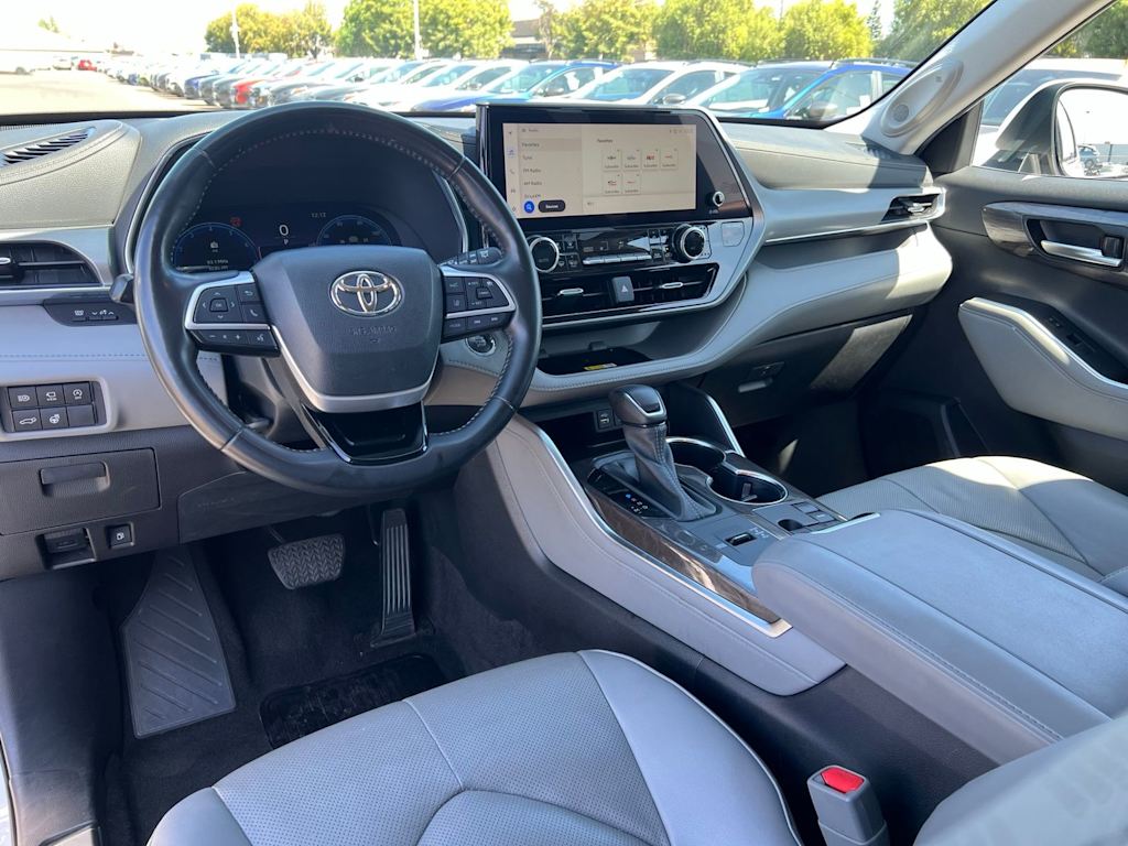 Thumbnail: 2023 Toyota Highlander - 2