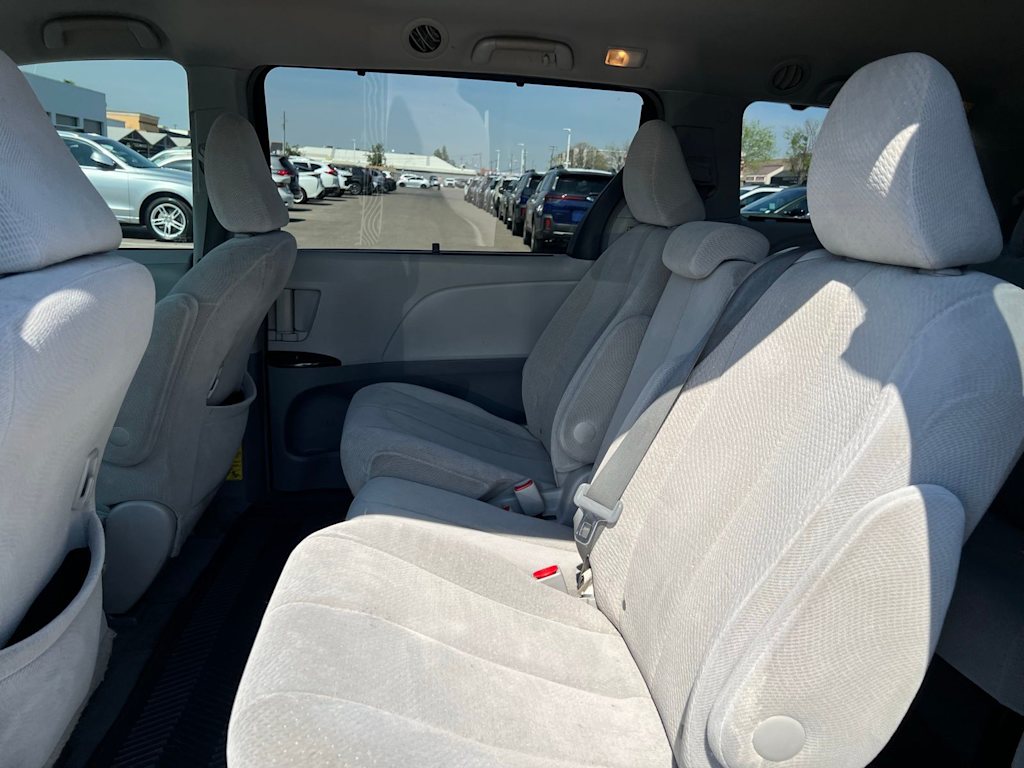 Thumbnail: 2014 Toyota Sienna - 25