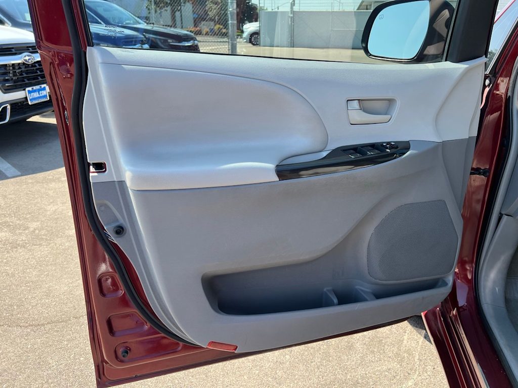 Thumbnail: 2014 Toyota Sienna - 23