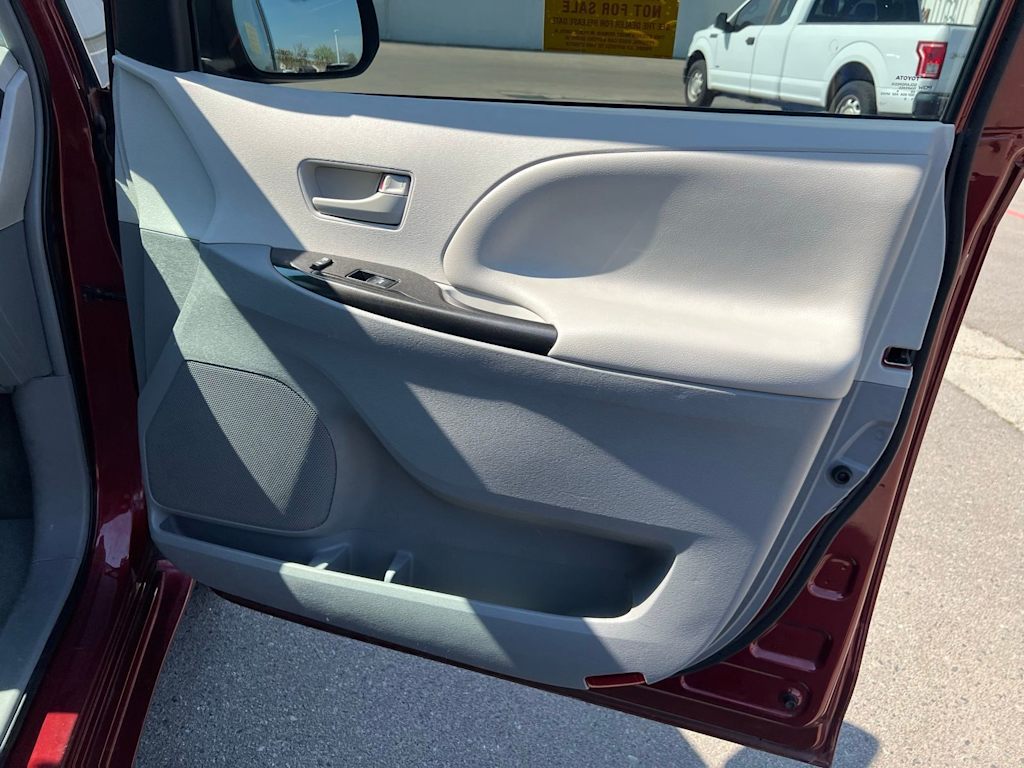 Thumbnail: 2014 Toyota Sienna - 32