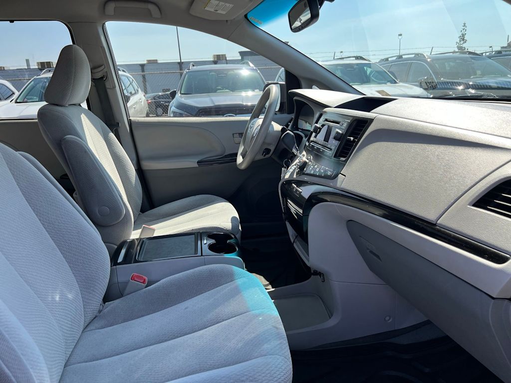 Thumbnail: 2014 Toyota Sienna - 31