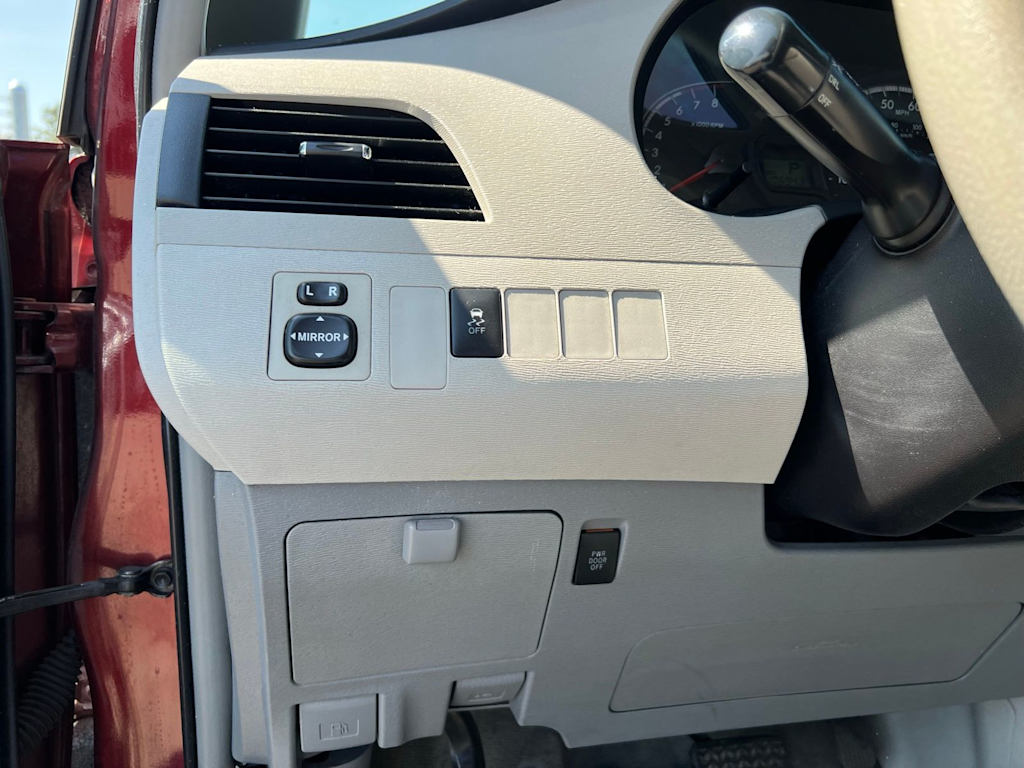 Thumbnail: 2014 Toyota Sienna - 33