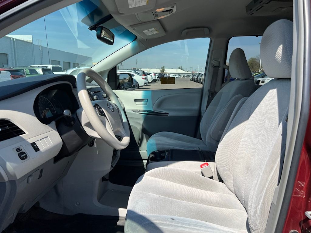Thumbnail: 2014 Toyota Sienna - 9