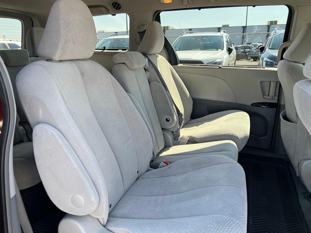 Thumbnail: 2014 Toyota Sienna - 28