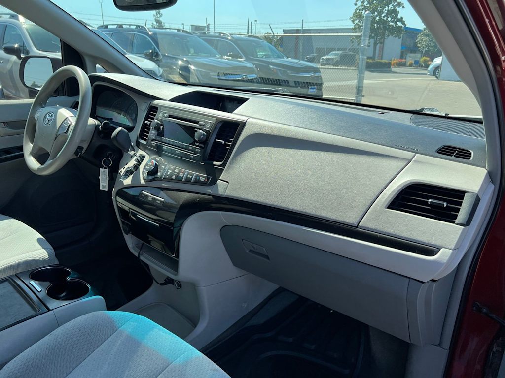 Thumbnail: 2014 Toyota Sienna - 8