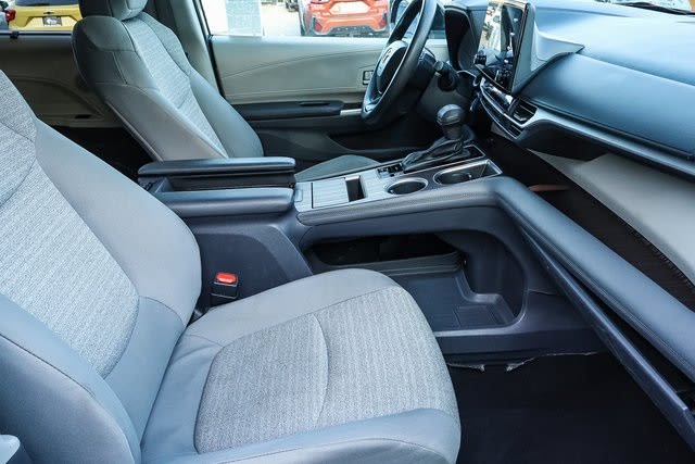 2022 Toyota Sienna LE 11