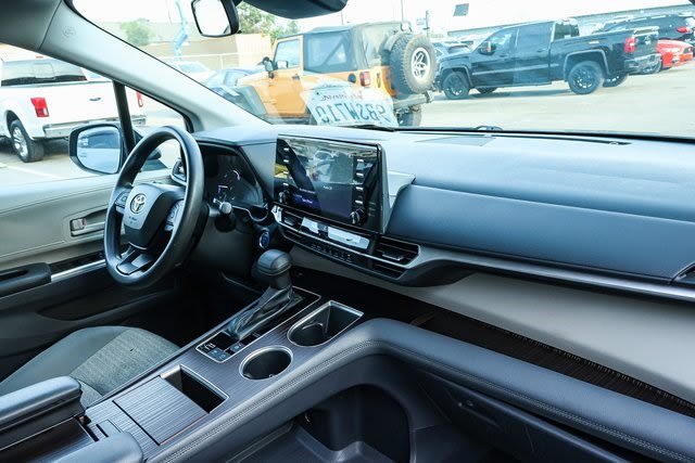 2022 Toyota Sienna LE 2
