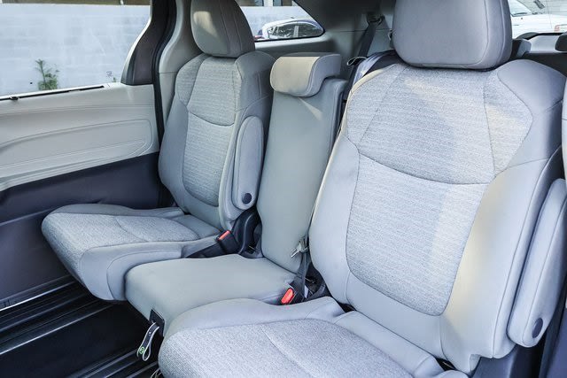 2022 Toyota Sienna LE 34