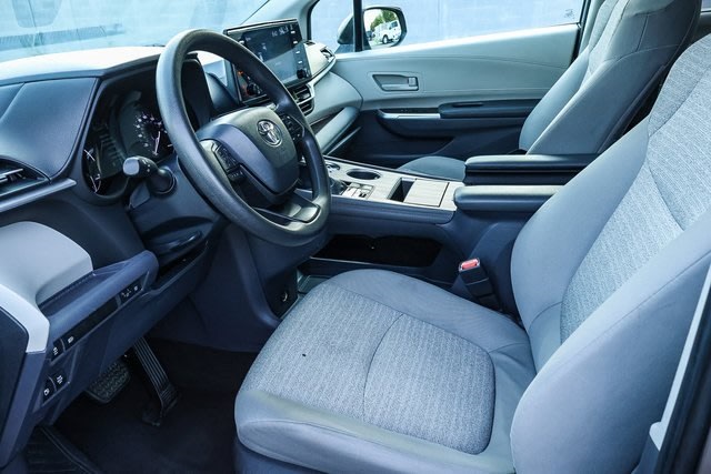 2022 Toyota Sienna LE 32