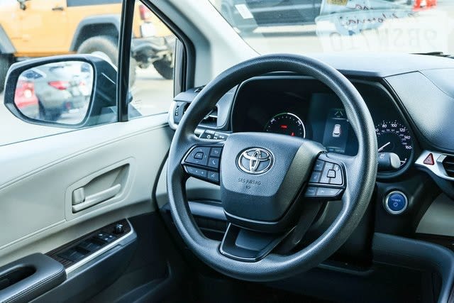 2022 Toyota Sienna LE 14