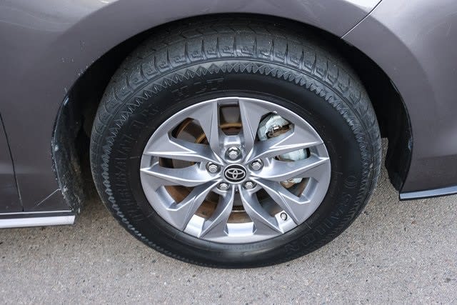 2022 Toyota Sienna LE 24