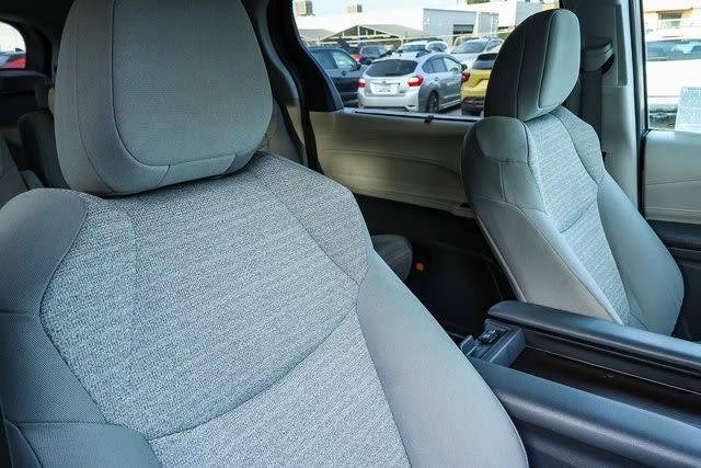 2022 Toyota Sienna LE 10