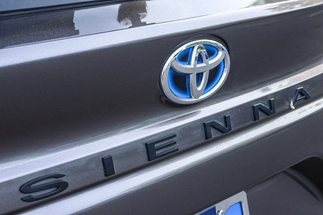 2022 Toyota Sienna LE 21
