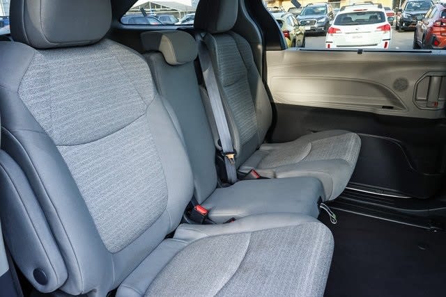 2022 Toyota Sienna LE 12
