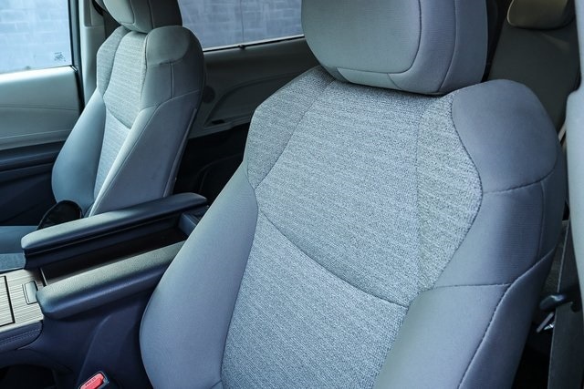 2022 Toyota Sienna LE 31