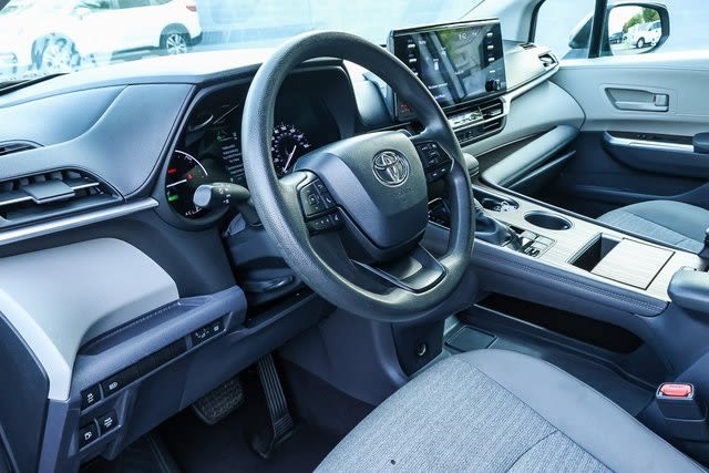 2022 Toyota Sienna LE 30