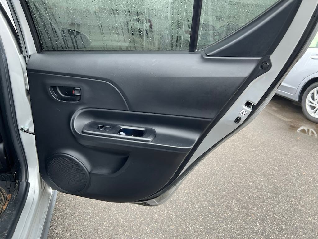 Thumbnail: 2018 Toyota Prius c - 30