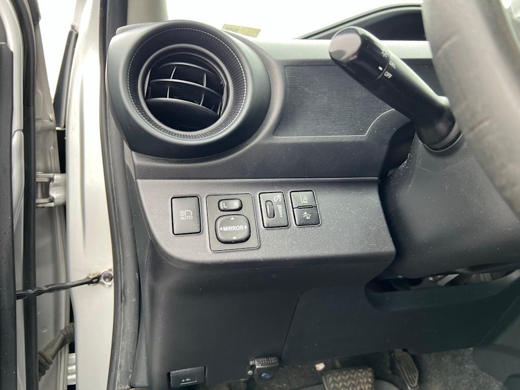 Thumbnail: 2018 Toyota Prius c - 33