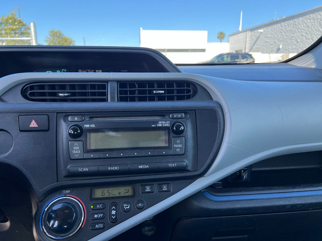 Thumbnail: 2012 Toyota Prius c - 9