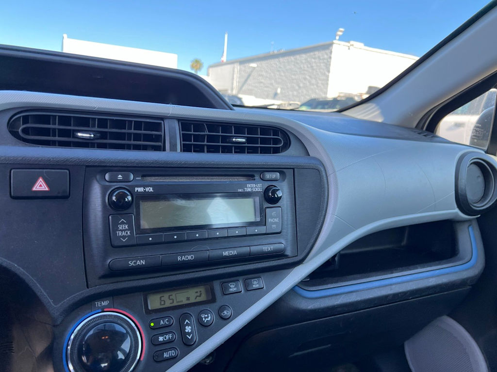 Thumbnail: 2012 Toyota Prius c - 21