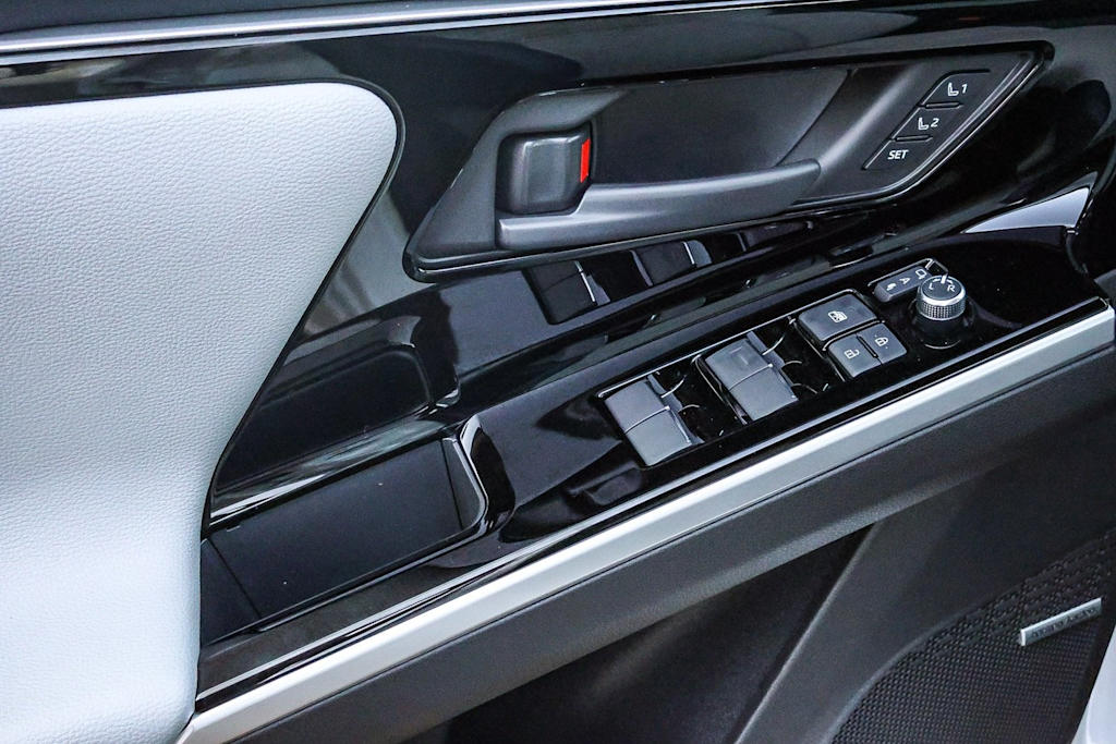 Thumbnail: 2025 Subaru Solterra - 23
