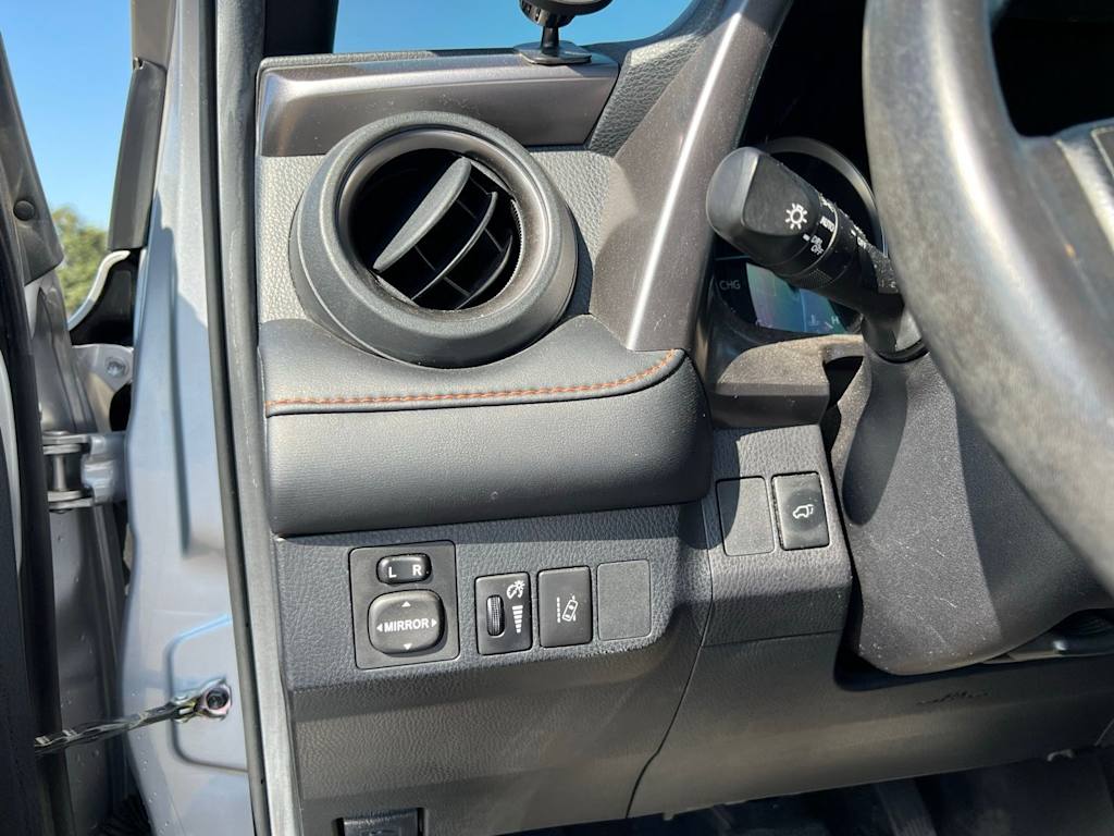 Thumbnail: 2017 Toyota RAV4 - 33