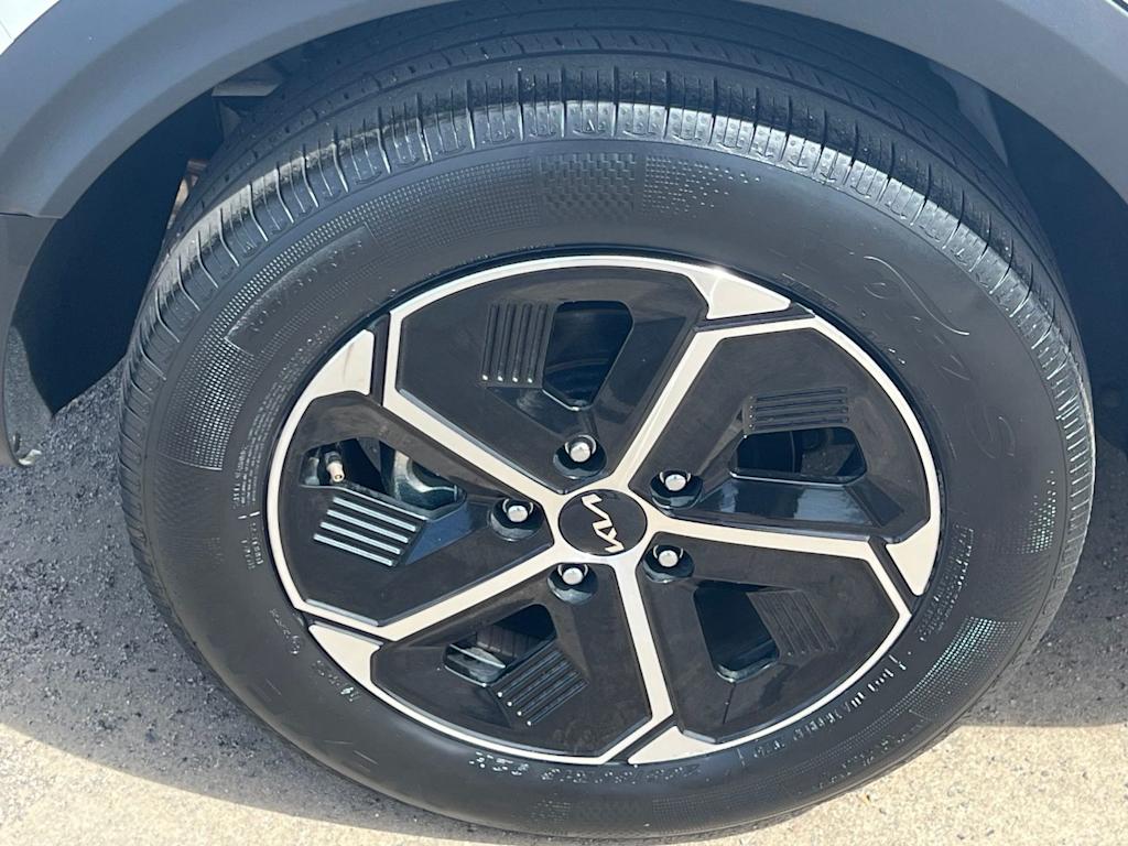 Thumbnail: 2025 Kia Niro - 24