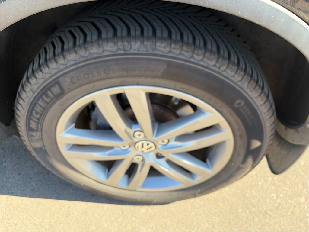 Thumbnail: 2016 Volkswagen Touareg - 27