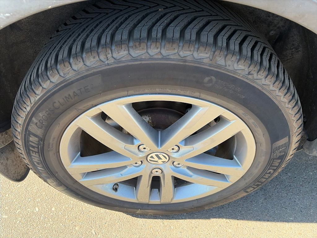 Thumbnail: 2016 Volkswagen Touareg - 23