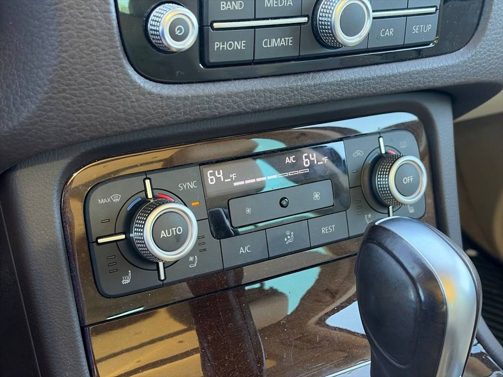 Thumbnail: 2016 Volkswagen Touareg - 32