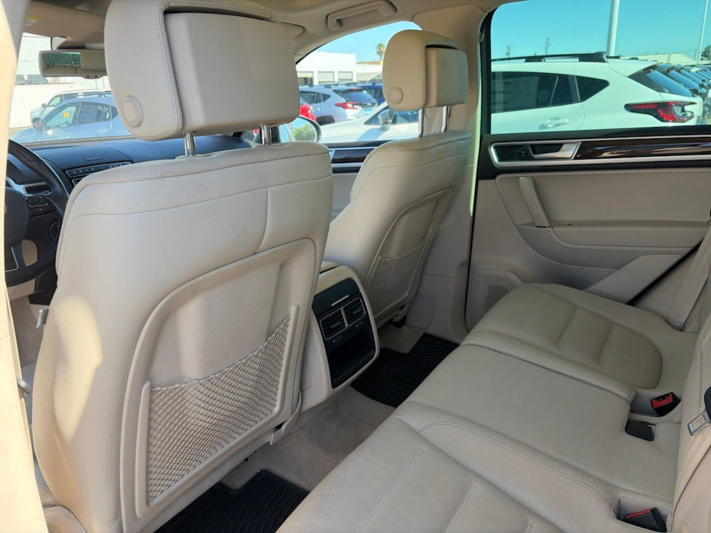Thumbnail: 2016 Volkswagen Touareg - 9