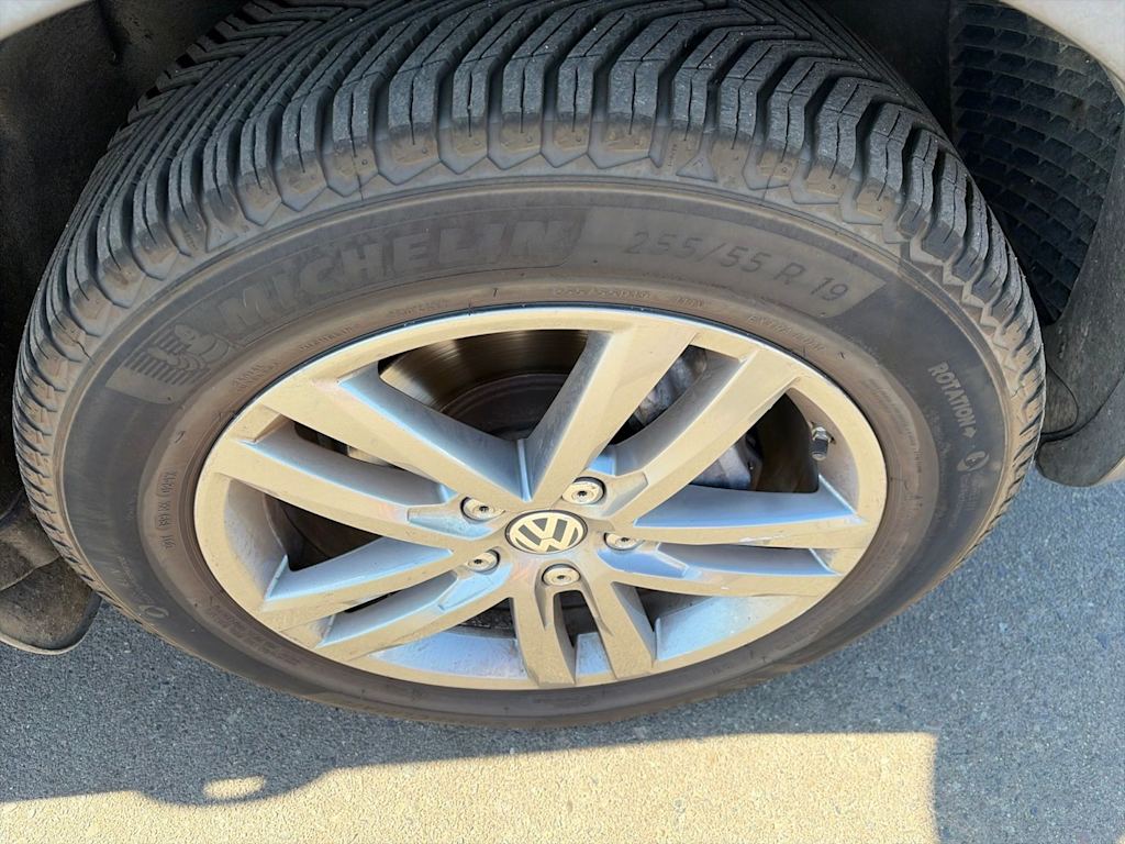 Thumbnail: 2016 Volkswagen Touareg - 21