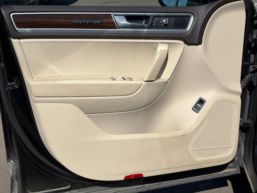 Thumbnail: 2016 Volkswagen Touareg - 31