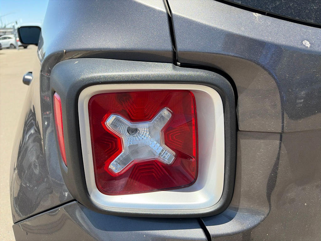 Thumbnail: 2016 Jeep Renegade - 11