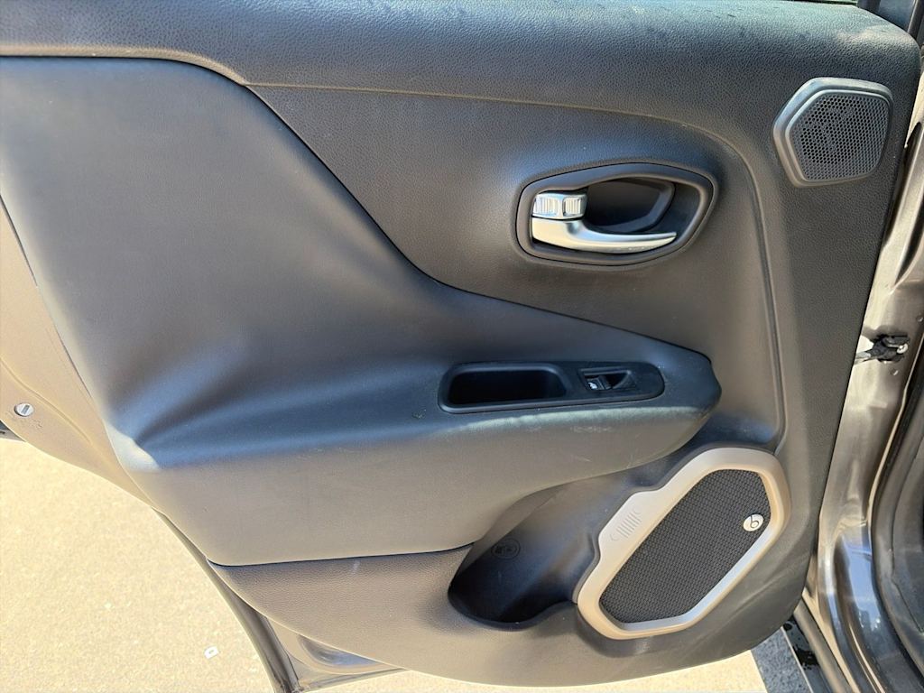 Thumbnail: 2016 Jeep Renegade - 23