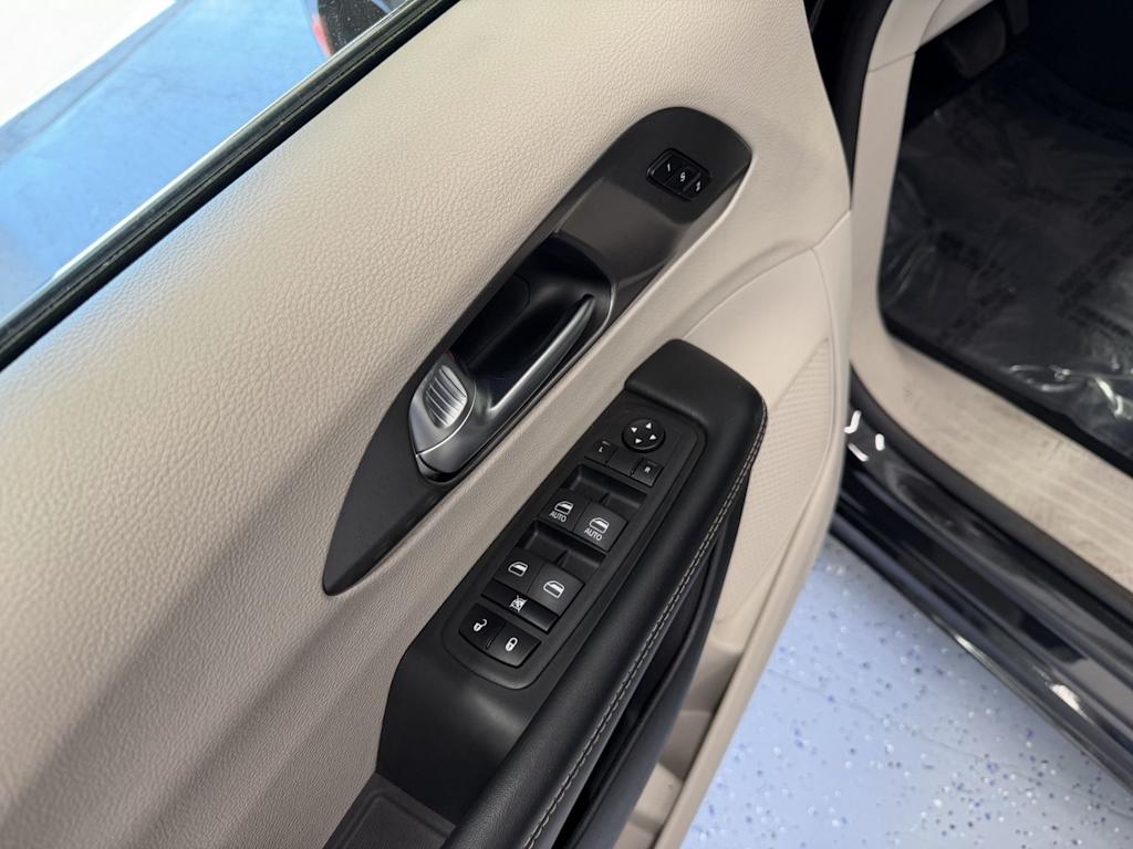 Thumbnail: 2023 Chrysler Pacifica - 16