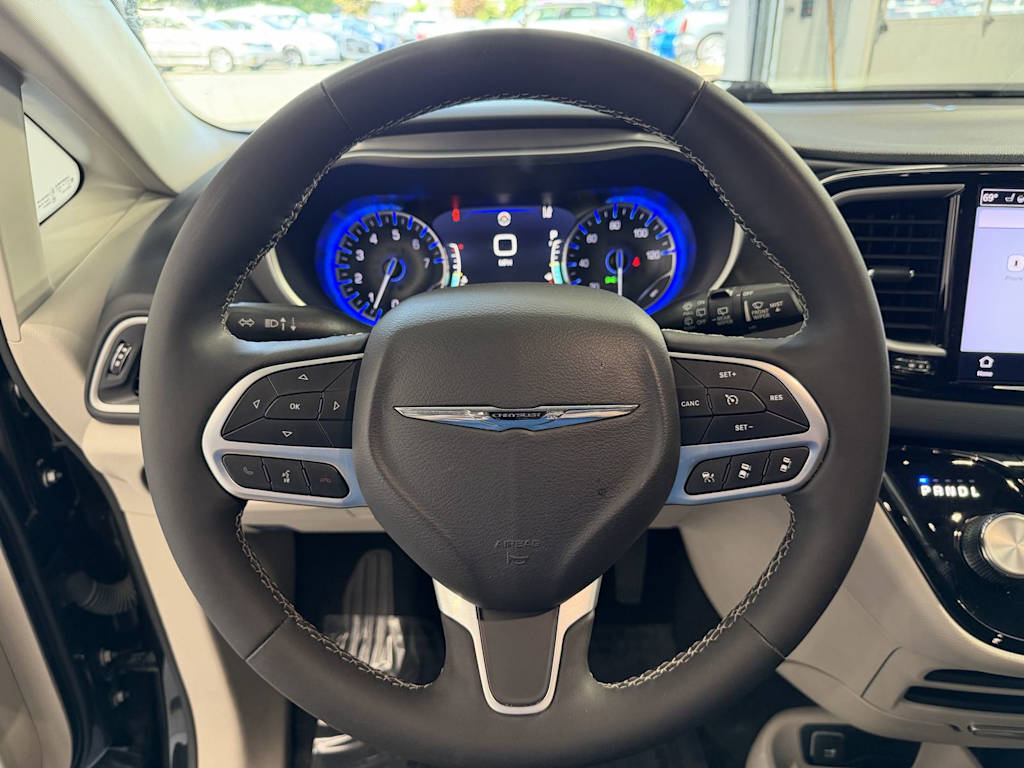 Thumbnail: 2023 Chrysler Pacifica - 8