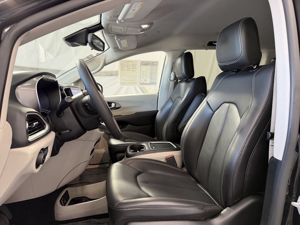 Thumbnail: 2023 Chrysler Pacifica - 9