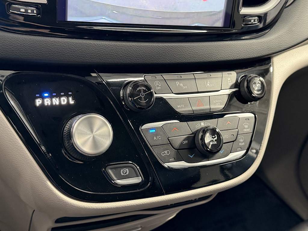 Thumbnail: 2023 Chrysler Pacifica - 21