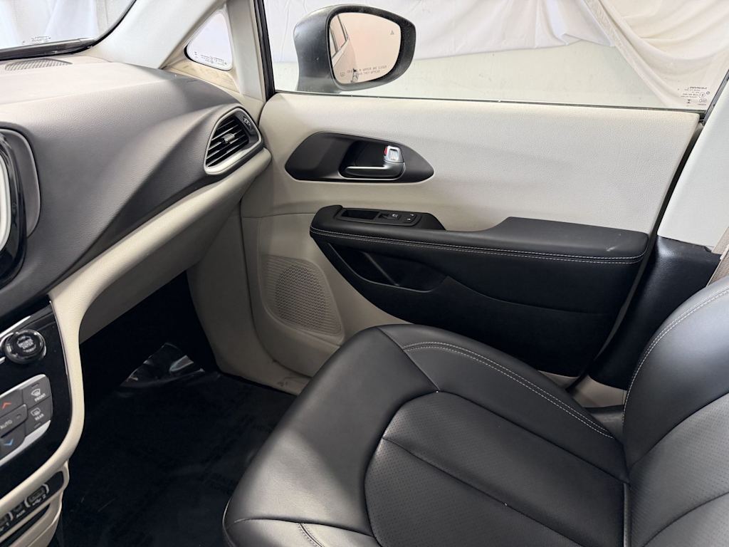 Thumbnail: 2023 Chrysler Pacifica - 25