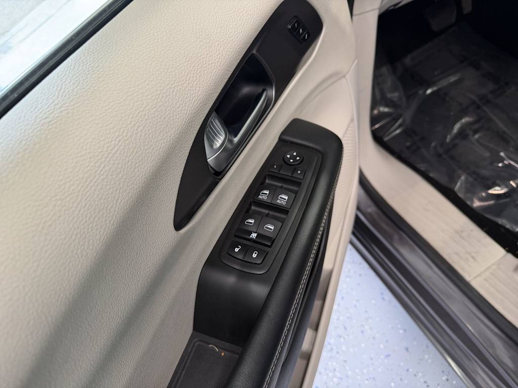 Thumbnail: 2023 Chrysler Pacifica - 19