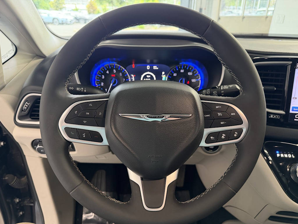Thumbnail: 2023 Chrysler Pacifica - 10