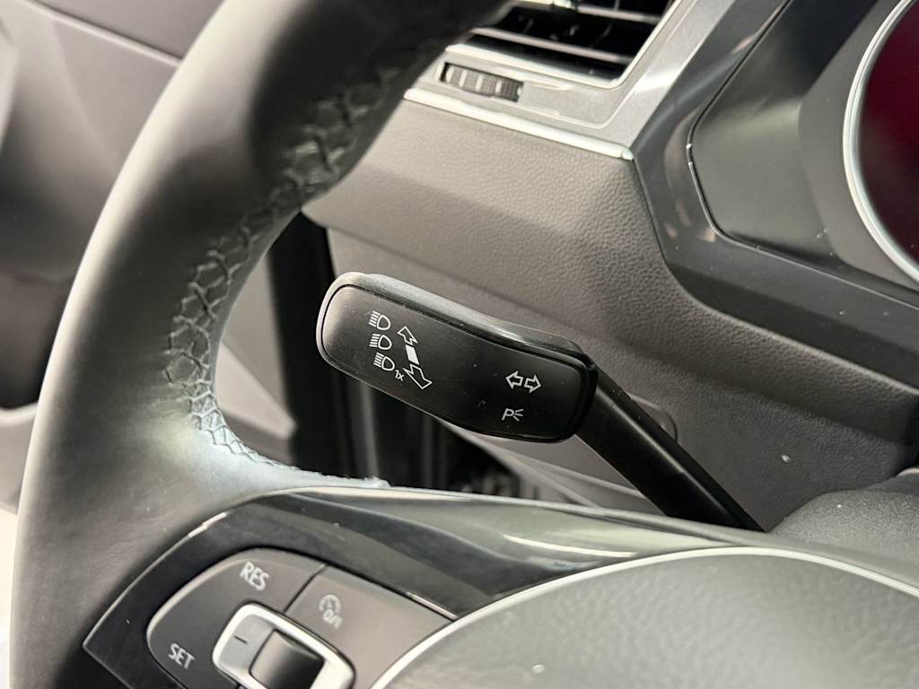 Thumbnail: 2018 Volkswagen Tiguan - 12