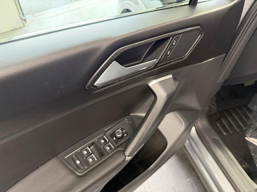 Thumbnail: 2018 Volkswagen Tiguan - 17