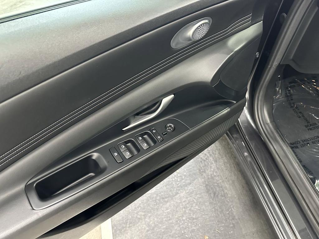 Thumbnail: 2022 Hyundai Elantra - 18